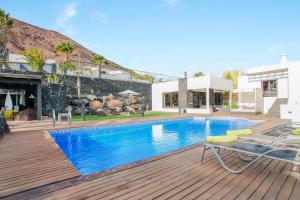 普拉亚布兰卡Villa Abaego的一座带游泳池和房子的别墅