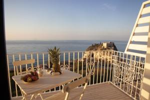 特罗佩阿Le Tolde del Corallone的海景阳台上的桌子