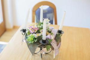 萨尔图西奥Strickerhof - Appartment 3的桌上的鲜花烛台
