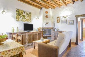 巴尔巴特El olivo的客厅配有电视、沙发和桌子