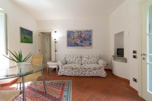 曼德洛德拉廖Mamma Ciccia Holiday Home - Conventino的带沙发和玻璃桌的客厅