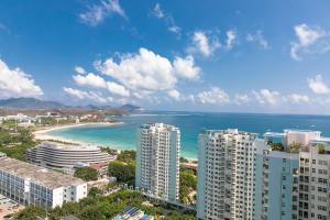 三亚三亚日月海旅租的享有海滩、建筑和大海的景色