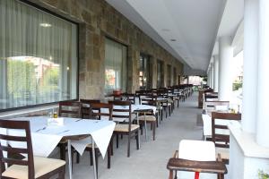 奥布佐尔卡萨布兰卡全包酒店的餐厅里一排桌椅