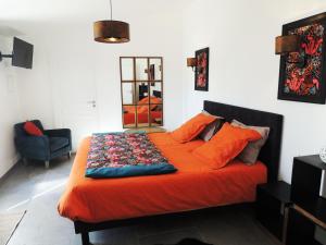 马雷讷Laubertière的床上有橙色毯子