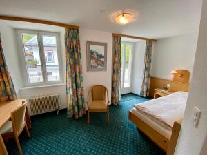 萨斯阿尔马格尔波特珍格拉特酒店的酒店客房设有床和窗户。