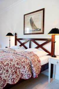 帕恩克OLE丽丝酒店的一间卧室配有一张床、两盏灯和一张照片