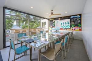 芭东海滩LIV Hotel Phuket Patong Beachfront的一间带长桌和椅子的用餐室