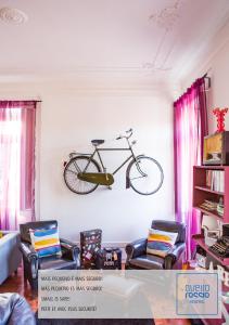 阿威罗阿维罗罗西奥旅舍的挂在客厅墙上的自行车