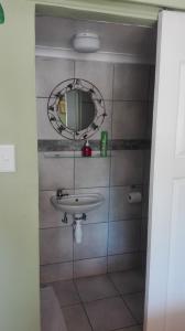 约翰内斯堡Melville House的一间带水槽和镜子的浴室