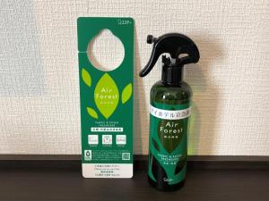 东京Ai Hotel Keikyu Kamata的盒子旁一瓶气动森林气动森林产品