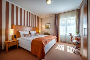 波恩波恩因赛尔高级酒店 的一间设有大床和窗户的酒店客房