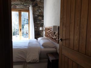 特尔河畔比拉利翁加Casa de La Roca - Only Adults.的一间卧室设有一张床和一个窗口