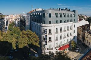 里斯本The Vintage Hotel & Spa Lisbon的城市白色建筑的顶部景观