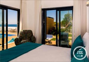 萨格里什Mareta Beach House - Boutique Residence的一间卧室配有一张床,享有海景