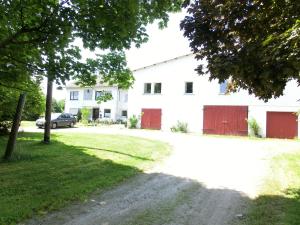 布兰肯拉特Lindenhof Hahn的白色的房子,有红色的门和车道