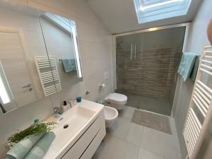 内里吉恩Apartment Vital Nerezine的一间带水槽、卫生间和镜子的浴室