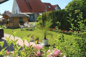 朗根阿根Zimmer am Waldeck的花园配有桌椅和鲜花