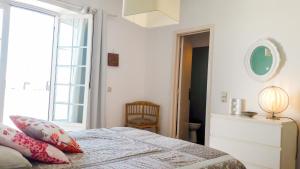萨格里什Casa Surf的白色的卧室设有床和窗户