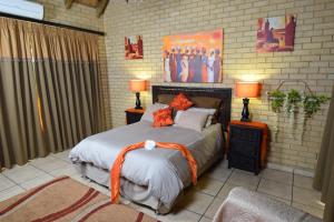 BrakpanThabong Bed and Breakfast的一间卧室配有带橙色带子的床