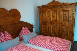 维也纳豪斯桑斯膳食旅馆的一间卧室配有一张床和一个木制橱柜