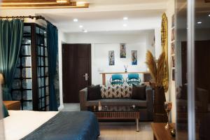 伊斯坦布尔塔克西姆雅姿公寓的客厅配有沙发和蓝色椅子