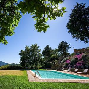 阿西西Incantico "Eco Resort"的庭院内带躺椅的游泳池