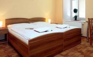 比尔森瓦利斯膳食旅馆的一间卧室配有一张大木床和两个枕头