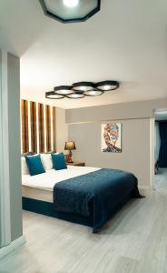 伊斯坦布尔塔克西姆雅姿公寓的一间卧室配有一张带蓝色枕头的大床