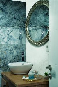 伊斯坦布尔塔克西姆雅姿公寓的浴室设有水槽和墙上的镜子