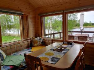 KaitainenKaijonselän mökit Kaita的一间带桌子和2个窗户的用餐室