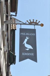 巴特索登-阿伦多夫Pelikans Krone的挂在建筑物一侧的标志