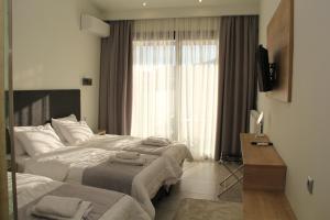 卡兰巴卡阿莱克斯由酒店的酒店客房设有两张床和窗户。
