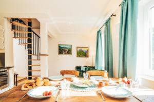 杜伦斯坦Wachau-Living的用餐室配有餐桌和食物