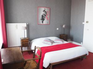 图勒Hôtel La Villa Lorraine的一间卧室配有一张带红色毯子的床