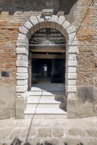 威尼斯Residence Poli Venezia的拱门砖楼入口