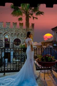 菲拉德尔菲亚勒安缇卡伯格酒店的站在日落前身穿婚纱的女人