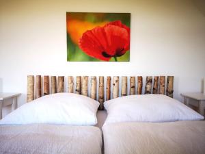 NeuweilerFerienhaus Nordschwarzwald的挂在床上的一张红罂粟的照片