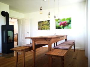 NeuweilerFerienhaus Nordschwarzwald的一间带木桌和长凳的用餐室