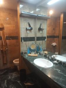 San Esteban de PraviaHotel Kerala的一间带水槽和卫生间的浴室