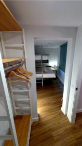 托莱多APARTAMENTOS EL POZO AMARGO的一间带双层床的房间和一间带床的房间