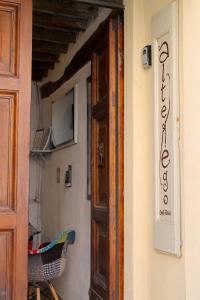 阿西西Alter Ego b&b Assisi的墙上有电视的房子的敞开的门