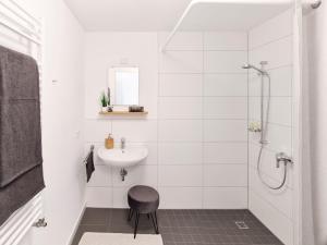 莱因费尔登-埃希特尔丁根Design Apartment Stuttgart Messe-Airport Tiefgarage的白色的浴室设有水槽和淋浴。