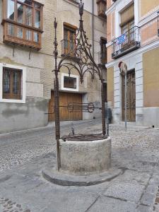 托莱多APARTAMENTOS EL POZO AMARGO的街道中间的树雕像