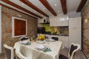 格里赞Barac Rural Holiday Home的厨房以及带桌椅的用餐室。