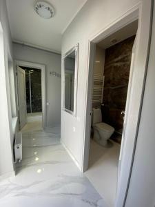 尤尔马拉Jurmala Guest House Markiza的白色的浴室设有卫生间和窗户。