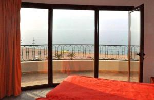 卡里拉哈罗玛酒店的卧室设有海景阳台。