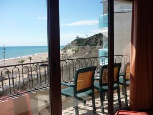 卡里拉哈罗玛酒店的客房设有一个享有海滩美景的阳台。