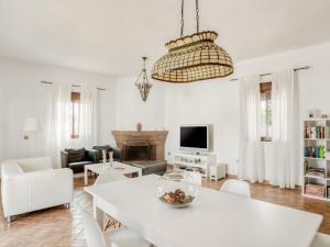 巴尔巴特Belvilla by OYO Casa Qlint Enrique的白色的客厅配有白色的桌子和椅子