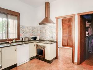 巴尔巴特Belvilla by OYO Casa Qlint Enrique的一个带水槽和洗碗机的厨房