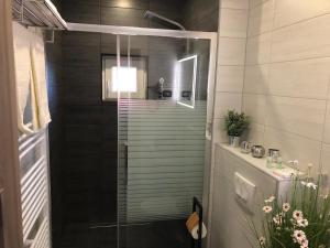 奥古林Luxury rooms Lira的浴室里设有玻璃门淋浴